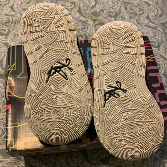 Size 7c white Kyrie with red strap - Picture 2 of 2